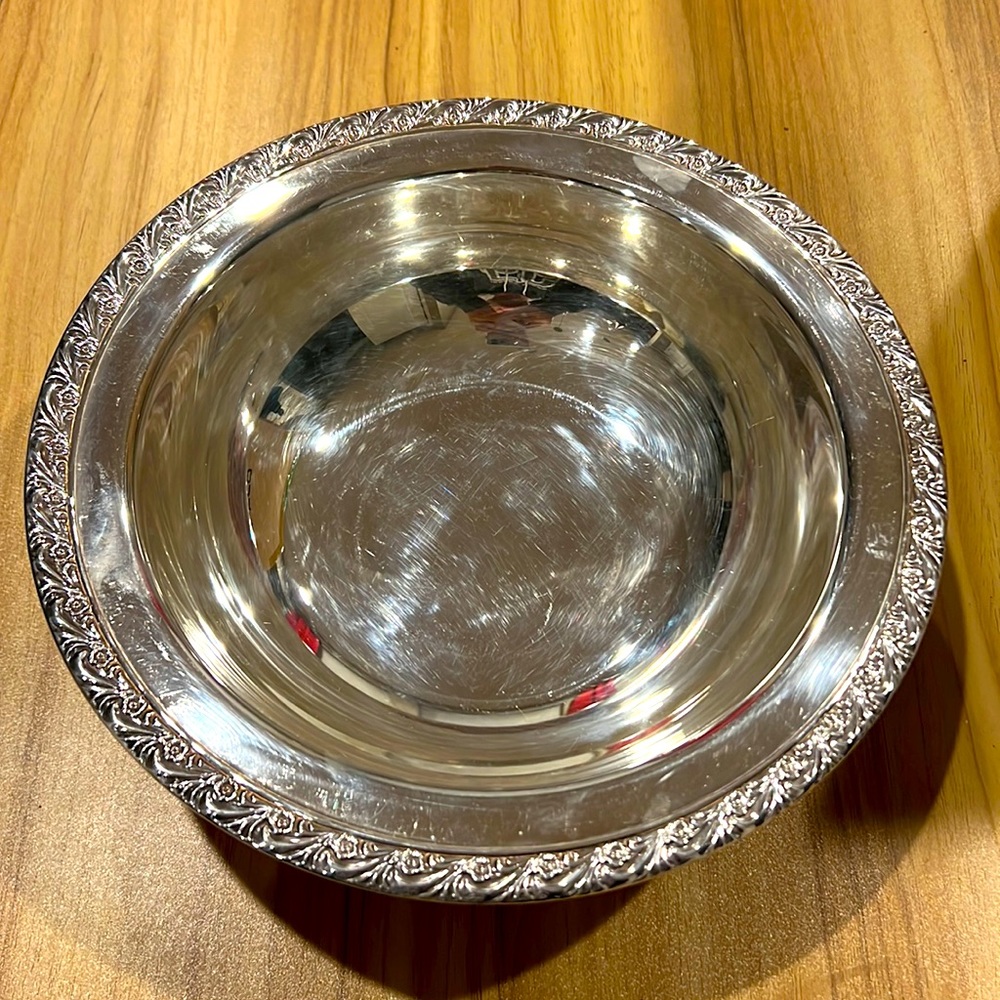 Vintage Wm Rogers 10” Silverplate 762 Silver Serving Bowl
